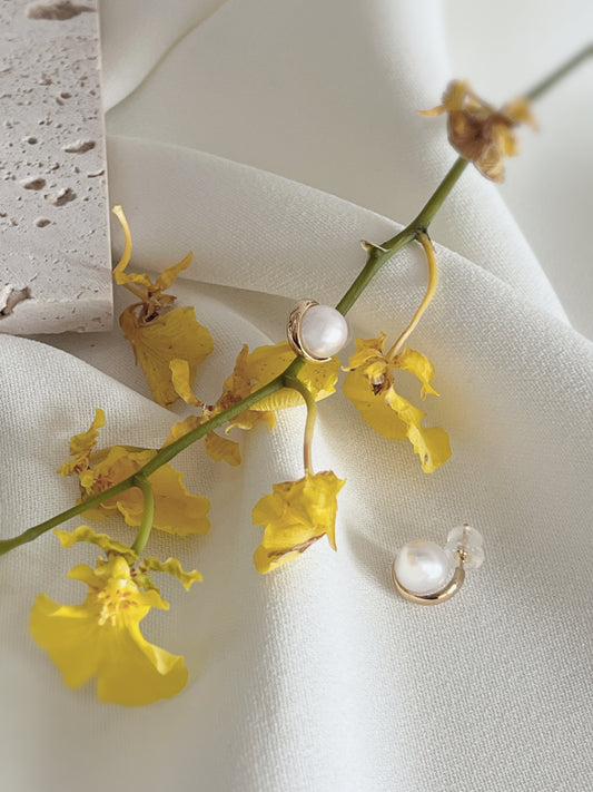 7.5mm Akoya Pearl earring with gold decoration surrounding it